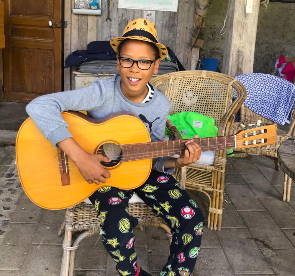 jongen speelt op gitaar jongen speelt op gitaar